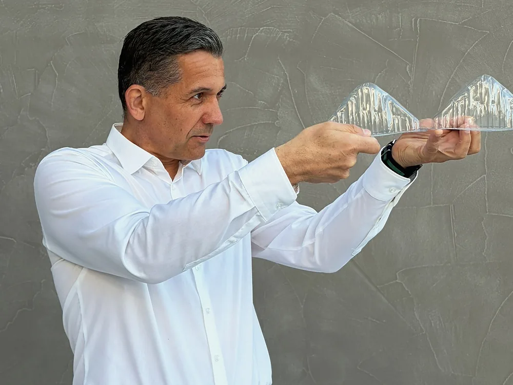 Petr Bernard prohlíží průhledný obal