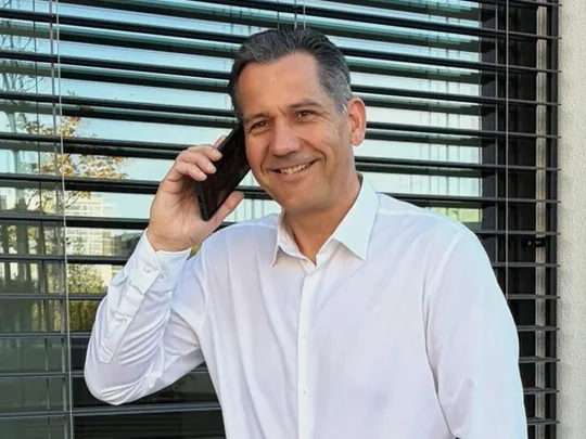 Petr Bernard s úsměvem telefonuje
